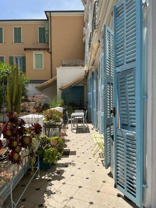 Beautiful Garden Apartment Steps From The Beach Menton Eksteriør bilde